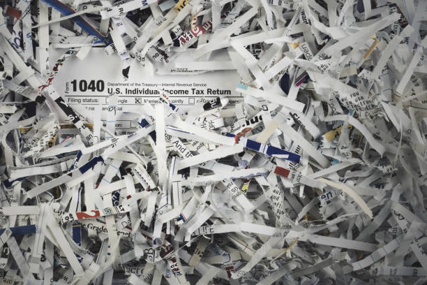 formularz podatkowy z rozdrobnionym papierem - identity thief stealing paper shredder zdjęcia i obrazy z banku zdjęć