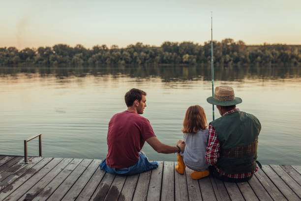 avô, pai e garotinho estão pescando no rio - fishing lake grandfather grandson - fotografias e filmes do acervo