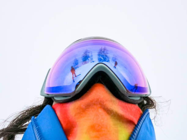 plan rapproché de femme skieur utilisant la guêtre et les lunettes de cou - mt seymour provincial park photos et images de collection