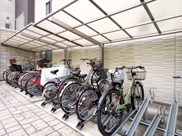 aparcamiento de bicicletas en el apartamento - cobertizo para bicicletas fotografías e imágenes de stock