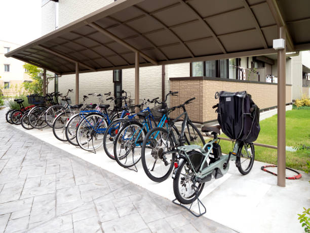 aparcamiento de bicicletas en el apartamento - cobertizo para bicicletas fotografías e imágenes de stock