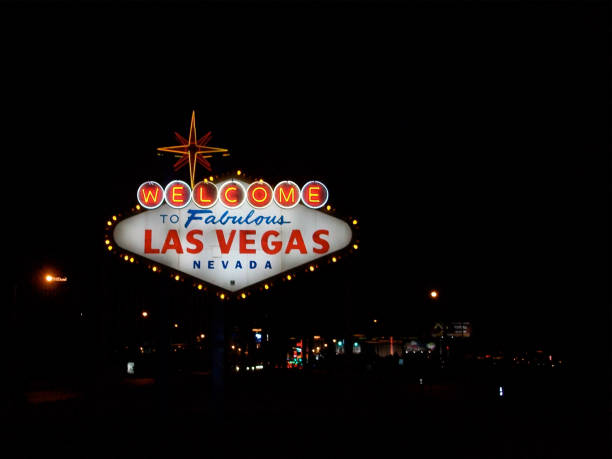 bienvenido al fabuloso letrero de las vegas - welcome to fabulous las vegas sign las vegas metropolitan area famous place night fotografías e imágenes de stock