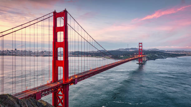 golden gate bridge sunrise panorama san francisco california ee.uu. - gold gate bridge san francisco county fotografías e imágenes de stock