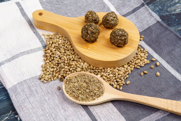 wegańskie domowe danie z konopiami i nasionami na czarnym tle. wegetariańska zdrowa żywność. - hemp seed nut raw zdjęcia i obrazy z banku zdjęć