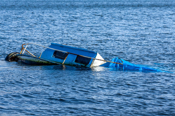 sunken boat - recreational boat small nautical vessel sea imagens e fotografias de stock