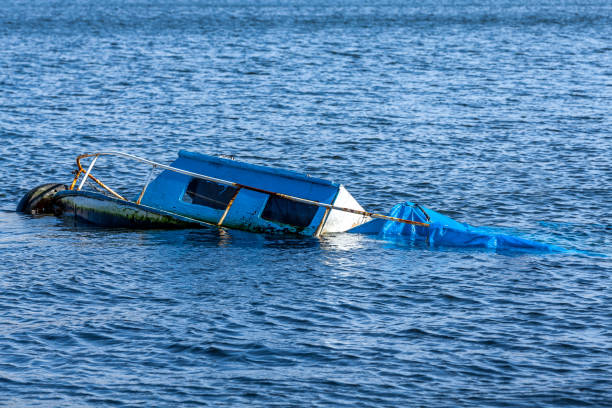 затонувшая лодка - nobody rusty blue damaged стоковые фото и изображения