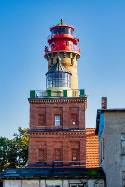 schöne aussicht auf den berühmten leuchtturm kap arkona im sommer, insel rügen, ostsee, deutschland - kap halbinsel stock-fotos und bilder