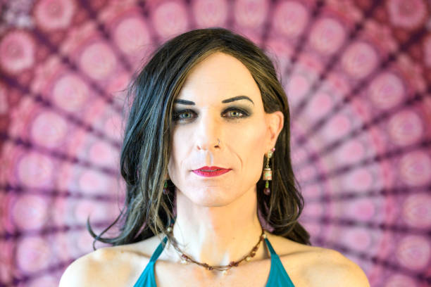 glimlachende transgendermens - transgender stockfoto's en -beelden