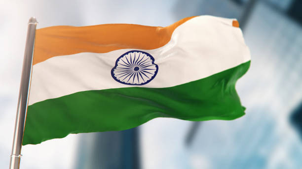 nationalflagge indiens gegen defokussierte stadtbauten - indian flag india flag independence stock-fotos und bilder