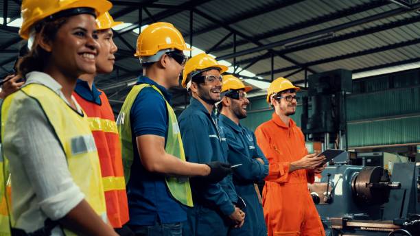 trabalhador hábil participando de breve reunião na fábrica. - work safe - fotografias e filmes do acervo