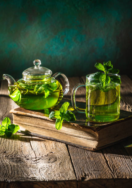 té de menta marroquí, té de menta maghrebi del norte de africa con té verde - mint tea peppermint tea green tea fotografías e imágenes de stock