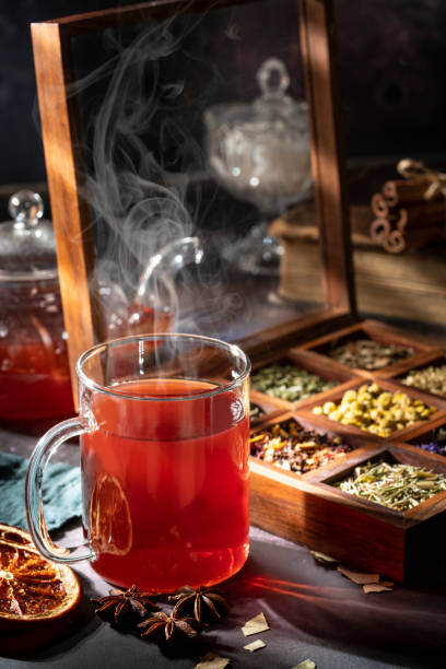 tè rosso con una scatola di erbe da tè e spezie aromatiche - lavender mint tea foto e immagini stock