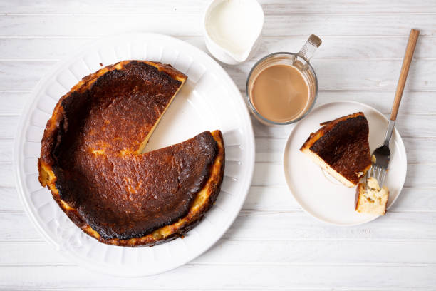cheesecake tradicional de san sebastian com café - burnt sugar - fotografias e filmes do acervo
