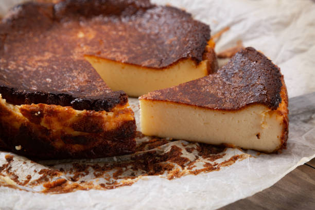cheesecake queimado basco clássico no papel assado - burnt sugar - fotografias e filmes do acervo