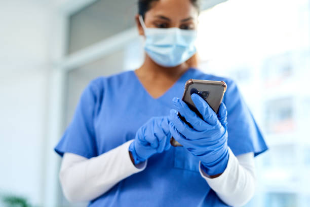 monitoreo remoto de pacientes hecho más fácil con tecnología móvil - medical texts fotografías e imágenes de stock
