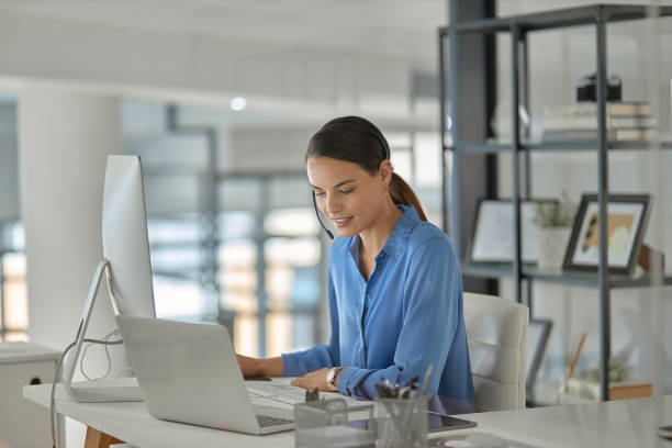 istock She's a pro at helping and selling at the same time 1299760904