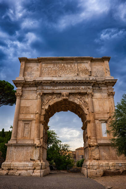 arch of titus in city of rome - arch of titus imagens e fotografias de stock