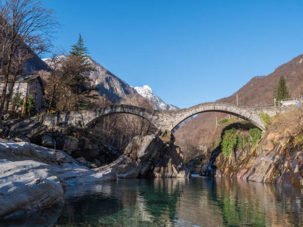 verzasca river and roman bridge - riverbed switzerland valley stone imagens e fotografias de stock