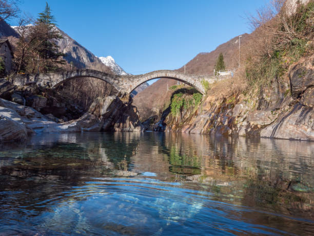 verzasca river and roman bridge - riverbed switzerland valley stone imagens e fotografias de stock