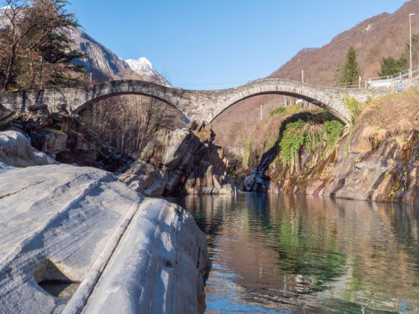 río verzasca y puente romano - riverbed switzerland valley stone fotografías e imágenes de stock