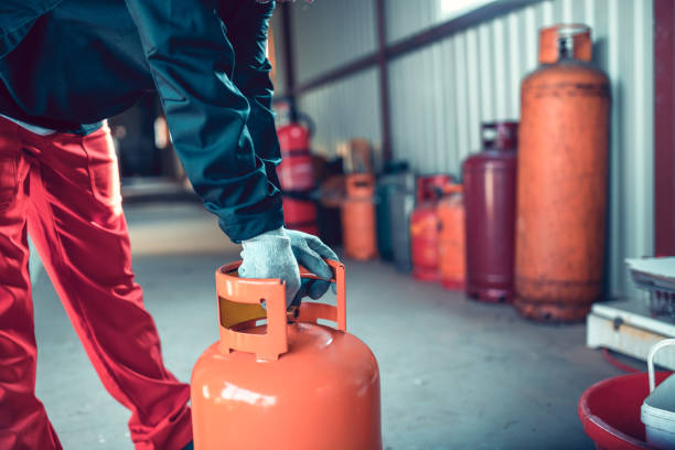 gas cylinder safety procedure in liquified gas storage - liquified petroleum gas imagens e fotografias de stock