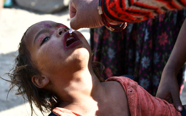 programa de erradicación de la poliomielitis por pulso en rajastán, india - vacunación antipoliomielítica fotografías e imágenes de stock