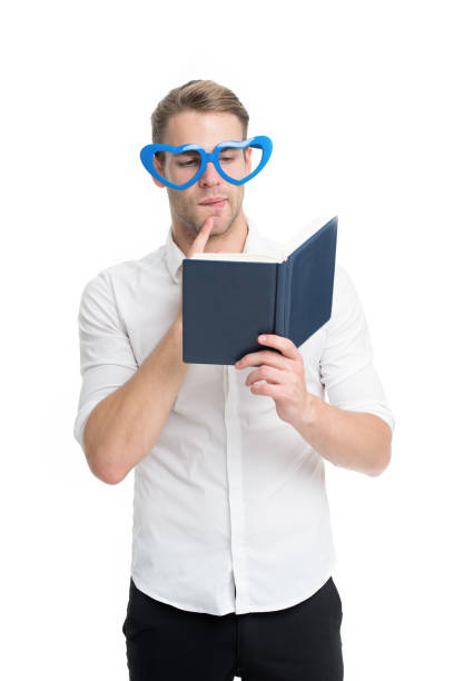 hombre con libro. estudia duro. literatura de autoa medida. estudiante universitario con notas de clase. maestro gracioso. lectura de estudiantes masculinos. estudiante guapo hombre diligente. nerd libro usando gafas lindas - male education college student nerd fotografías e imágenes de stock