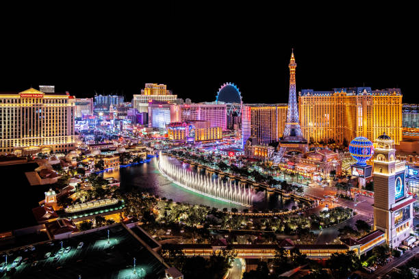 The famous Las Vegas Strip with the Bellagio Fountain. The Strip is home to the largest hotels and casinos in the world. Las Vegas, USA - February 17, 2019 Panoramic view of Las Vegas strip at night in Nevada. the strip las vegas stock pictures, royalty-free photos & images