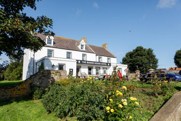 das manor house hotel im sommer auf holy island - northumberland england lindisfarne northeastern england england stock-fotos und bilder