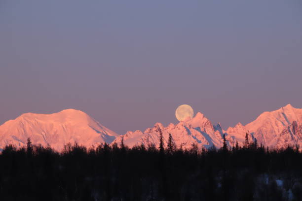 알펜글로우 새벽 - copy space alpenglow winter mountain range 뉴스 사진 이미지