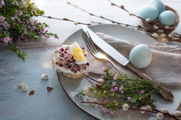 arrangement floral de lieu de pâques pour un petit déjeuner - retro revival food easter napkin photos et images de collection