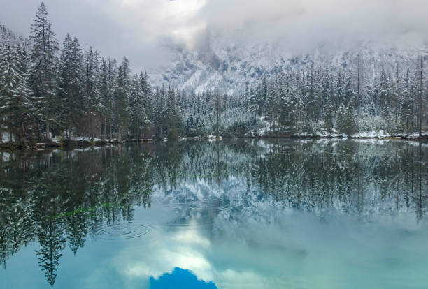 incredibile paesaggio invernale con montagne innevate e acque limpide del lago verde (gruner see), famosa destinazione turistica nella regione della stiria, austria - gruner foto e immagini stock