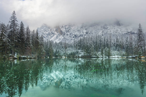 incredibile paesaggio invernale con montagne innevate e acque limpide del lago verde (gruner see), famosa destinazione turistica nella regione della stiria, austria - gruner foto e immagini stock