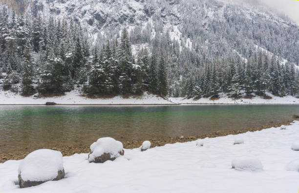 niesamowity zimowy krajobraz z ośnieżonymi górami i czystymi wodami zielonego jeziora (gruner see), znanym miejscem turystycznym w regionie styrii, austria - gruner zdjęcia i obrazy z banku zdjęć