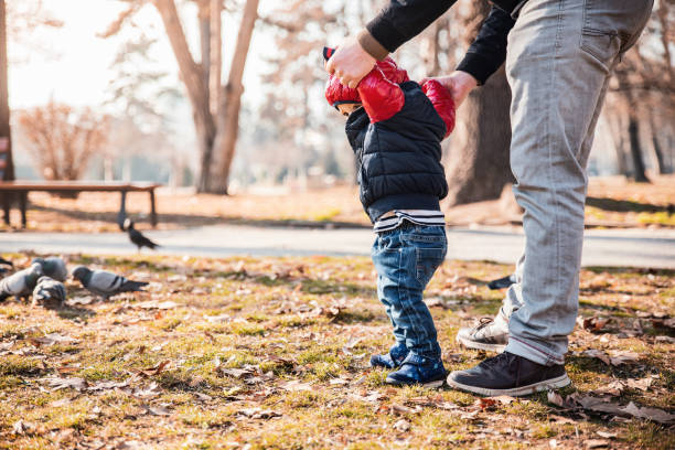 premiers pas - baby first steps autumn child photos et images de collection