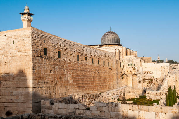 Al Aqsa Mosque in Jerusalem's Old City The black dome of the Al Aqsa Mosque rises above Jerusalem's Old City walls al aksa mosque stock pictures, royalty-free photos & images