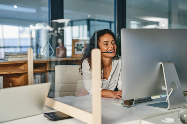 un excelente servicio al cliente es la clave para el crecimiento del negocio y los beneficios - cubicle using computer computer office fotografías e imágenes de stock