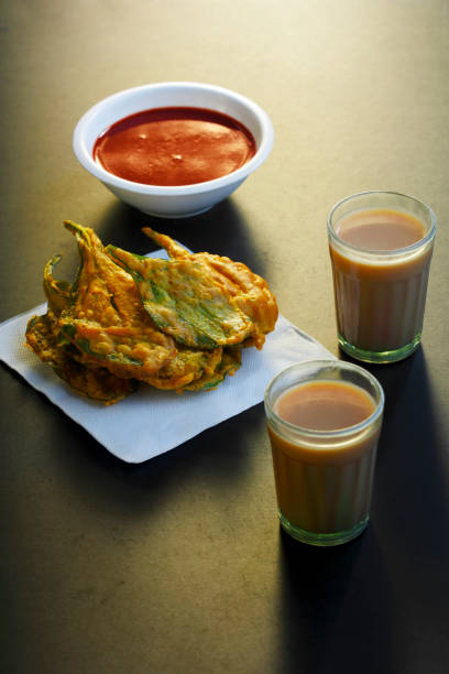 Crispy Palak/spinach Leaves pakoda or pakoda Crispy Palak/spinach Leaves pakoda or pakoda with hot tea monsoon stock pictures, royalty-free photos & images
