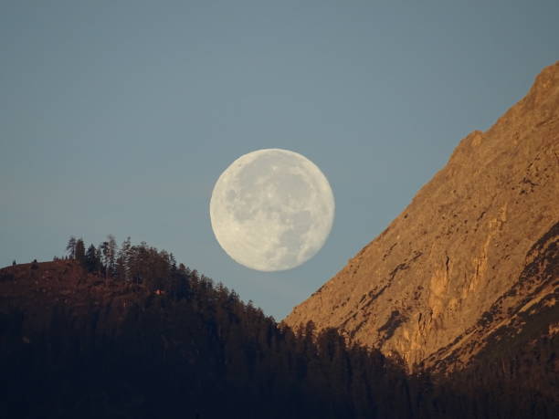 begging in the karwendel near schwaz in tyrol austria near innsbruck wattens vomp with moon full moon at sunset and sunrise - light effect full moon mountain peak european alps imagens e fotografias de stock