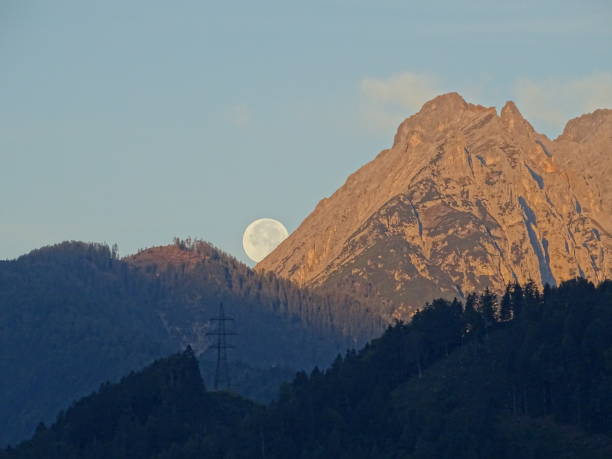 begging in the karwendel near schwaz in tyrol austria near innsbruck wattens vomp with moon full moon at sunset and sunrise - light effect full moon mountain peak european alps imagens e fotografias de stock