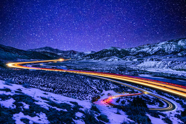 trilhas leves na noite i70 colorado - colorado road mountain landscape - fotografias e filmes do acervo