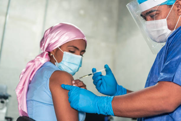 전염병 동안 백신을 투여하는 의사 - administering 뉴스 사진 이미지