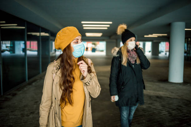 mulheres na cidade usando máscaras faciais protetoras - smog city pollution town - fotografias e filmes do acervo