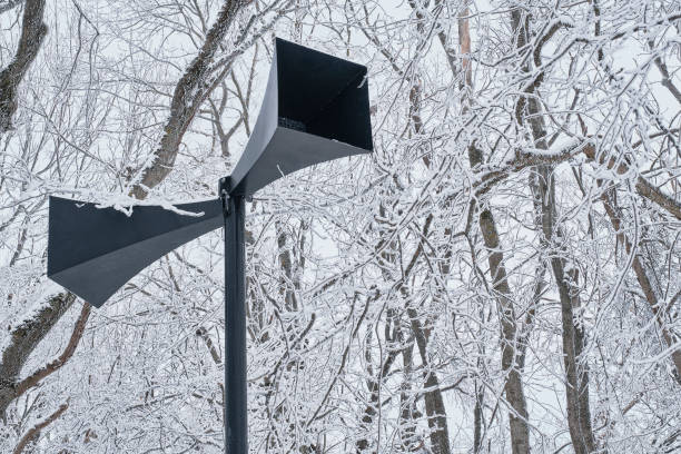 dois chifres de um alto-falante ao ar livre preto em um estilo retrô no fundo de um parque de neve - winter public speaker megaphone snow - fotografias e filmes do acervo