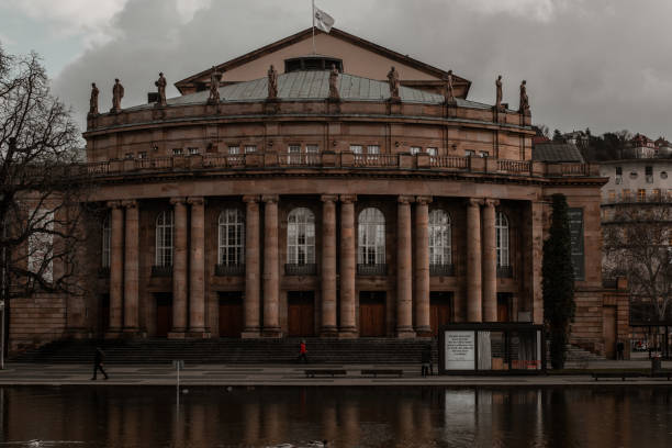 vista frontal da ópera de stuttgart em dia chuvoso - fountain stage theater opera house famous place - fotografias e filmes do acervo