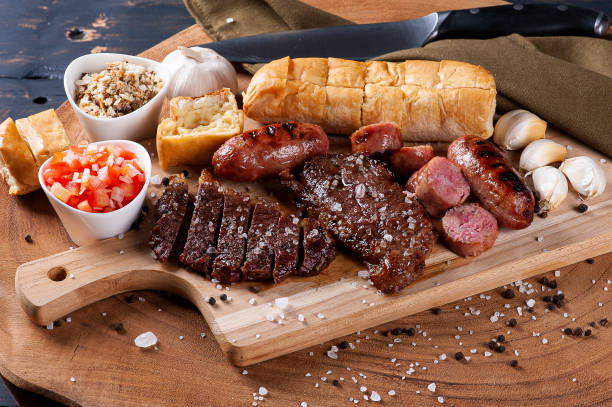 典型的なブラジルのバーベキュー、ニンニクパン、ピカンハ、ソーセージ、ビネグレット、ファソファ - barbecue ストックフォトと画像