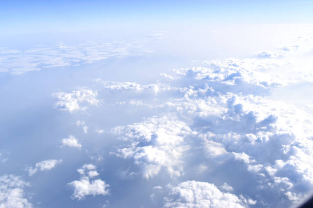 драматическое небо с пейзажем белых облаков, вид с большой высоты. вид из окна самолета. - cloud sky white aerial view стоковые фото и изображения