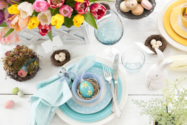 easter dining - flower arrangement dining room decor dining imagens e fotografias de stock