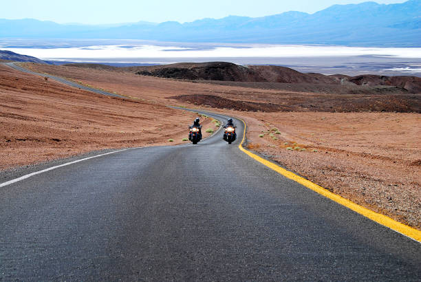 moto dans la vallée de la mort - panamint range photos et images de collection