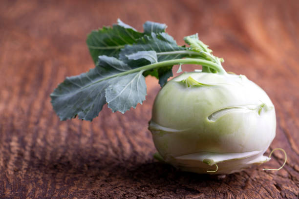 nabo de repolho bruto único na madeira - kohlrabi - fotografias e filmes do acervo